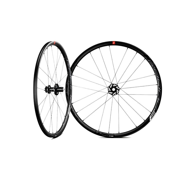 Ruote Fulcrum Racing 3 DB con cerchio fresato R2-Milling e mozzi a disco per uso endurance.
