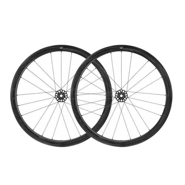 Ruote Fulcrum Racing Speed 40 Lite in carbonio con profilo aerodinamico e cuscinetti ad alta scorrevolezza.