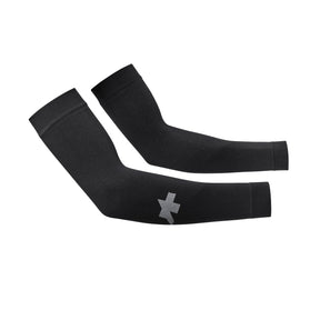 Manicotti estivi Assos Summer Arm UV Protector P1 bianchi con protezione solare.