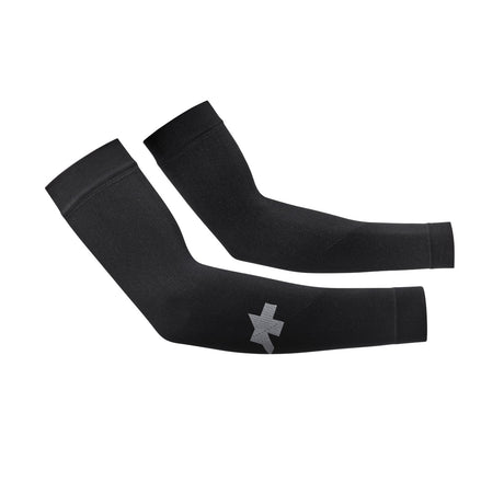 Manicotti estivi Assos Summer Arm UV Protector P1 bianchi con protezione solare.