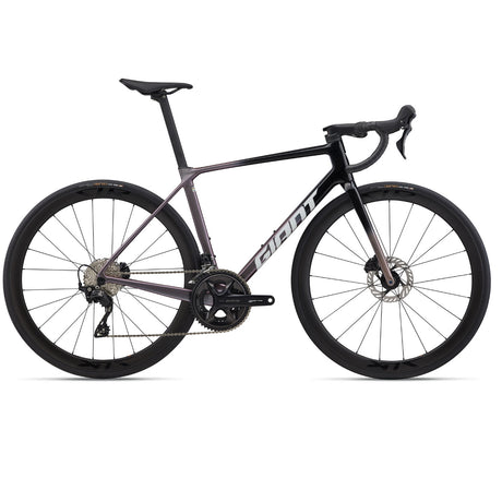 Bici da corsa Giant TCR Advanced Pro 2 dettaglio cockpit integrato e telaio aero.