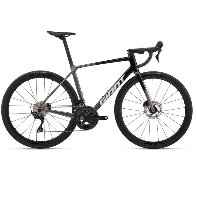 Bici da corsa Giant TCR Advanced Pro 2 dettaglio cockpit integrato e telaio aero.