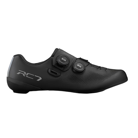 Scarpe Shimano RC703 dettaglio chiusura BOA e suola carbonio pianta larga