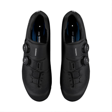 Scarpe Shimano RC703 dettaglio chiusura BOA e suola carbonio pianta larga